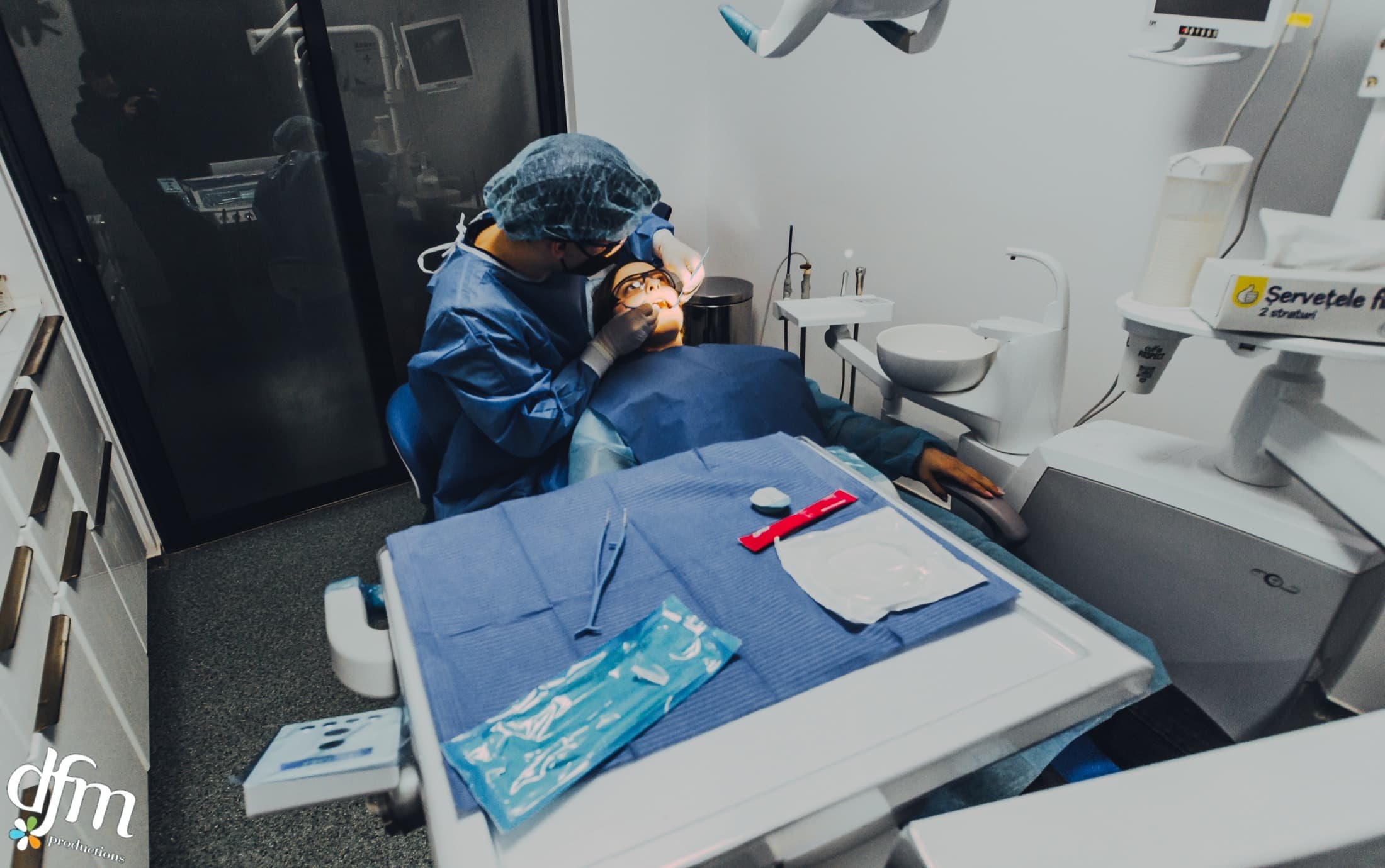 Cadru larg din cabinet, cu pacient și spațiul de tratament pregătit.